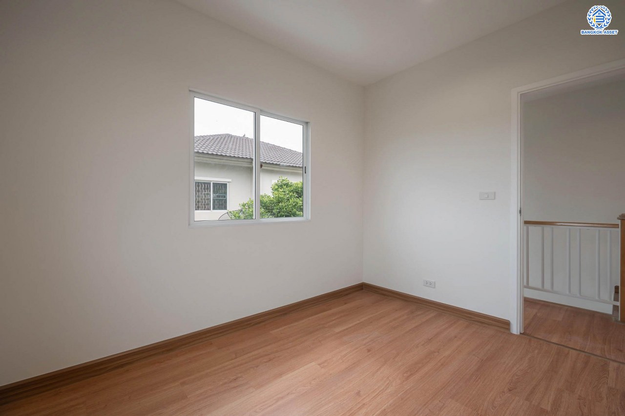 บ้านมือสองตกแต่งใหม่ โครงการ ภัสสร26 ราชพฤกษ์-ติวานนท์ เนื้อที่ 55.9 ตร.ว. ฟังก์ชัน 3 ห้องนอน 3 ห้องน้ำ จอดรถได้ 2 คัน บรรยากาศเงียบสงบเป็นส่วนตัว สิ่งอำนวยความสะดวกมากมาย! บนทำเลศักยภาพ หน้าโครงการติดถนนใหญ่ เชื่อมต่อถนนราชพฤกษ์ ใกล้จุดขึ้นทางด่วน "ศรีสมาน"